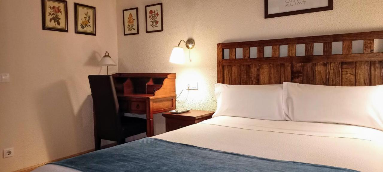 Hostal Rural Moratin Pastrana Exterior photo